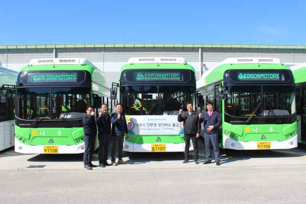에디슨모터스가 함양의 생산공장에서 전남 나주시에서 운행될 전기버스 4대의 출고식을 가졌다. [사진=에디슨모터스]