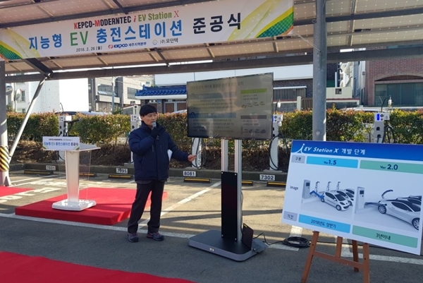 제주특별자치도에 준공된 지능형 전기차 멀티 충전소 ‘iEV Station X’를 소개하고 있다. [사진=모던텍]