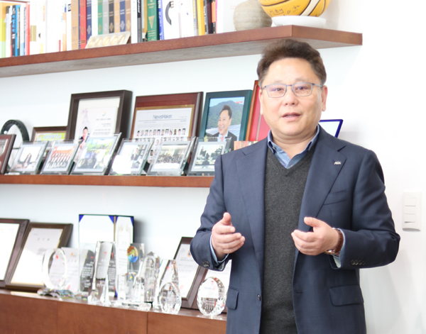 명쾌한 경영 노하우를 제시하는 아스트로너지쏠라코리아 장치평 회장 [사진=솔라투데이 탄소제로]