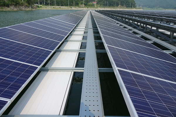 전남 화순에 위치한 금전햇빛발전소는 네모이엔지가 세계 최초로 메탈 소재를 적용해 건립한 수상태양광 발전소다. [사진=솔라투데이 탄소제로]