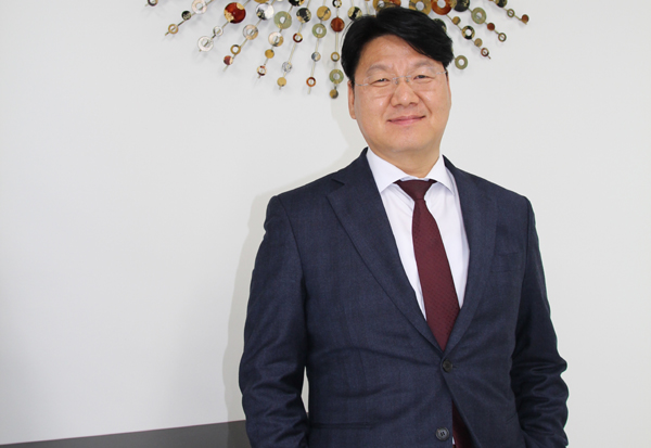 네모이엔지 윤석진 대표는 “수상태양광의 플라스틱 부유체가 가지고 있는 근본적인 문제점들을 해결하기 위해 메탈 프레임 부유체를 개발했다”고 밝혔다. [사진=솔라투데이 탄소제로]