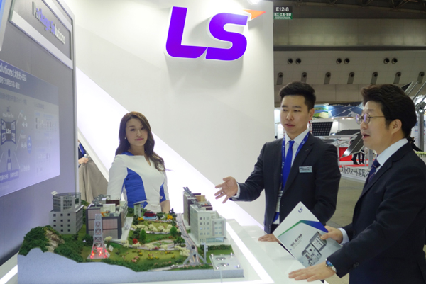 LS산전은 치토세 태양광 발전소 운영 관리 현황을 한눈에 할 수 있는 상황실을 재구성해 참관객들로부터 호평을 받았다. [사진=솔라투데이 탄소제로]