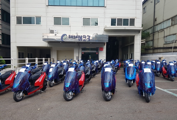 전기이륜차 ‘루체’를 제주특별자치시에 공급하기 위해 점검중이다. [사진=에코카]