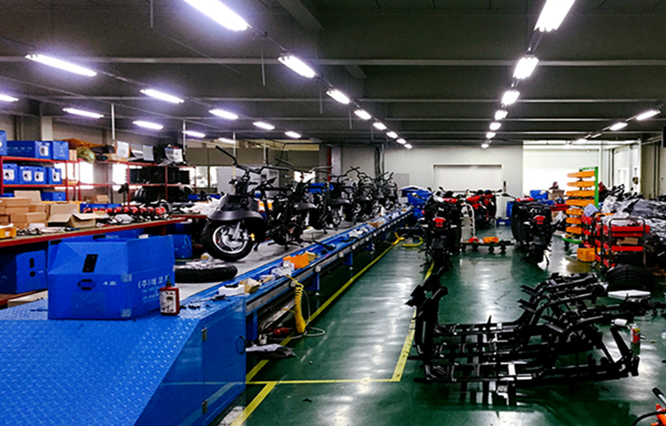 전기이륜차 ‘루체’를 생산하고 있는 에코카 공장 내부 [사진=에코카]