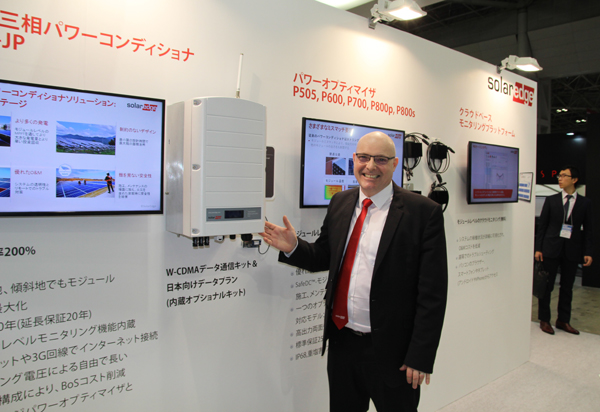 일본 PV 시스템 엑스포 전시장에서 만난 솔라엣지 제임스 히긴스 중국 및 동남아시아 총괄대표가 포즈를 취하고 있다. [사진=솔라투데이 탄소제로]