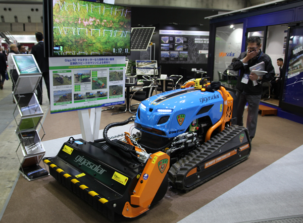 태양광 발전소 제초 및 제설기능을 하는 장비도 상당수 전시됐다. [사진=솔라투데이 탄소제로]