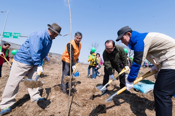 서울시는 2014년부터 ‘2030 한강자연성 회복 사업’으로 나무심기를 추진해 왔다. [사진=서울시]