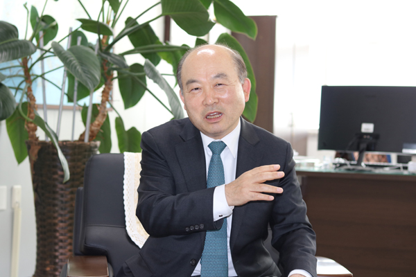 국내 유일의 신재생에너지 전문으로 연구기관인 녹색에너지연구원 김형진 원장은 “전력계통이 조속히 해결되면 친환경 에너지전환은 빠르게 확산될 것”이라고 말했다. [사진=인더스트리뉴스]