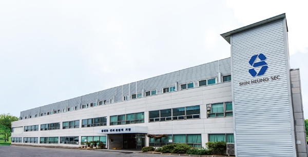 신흥에스이씨는 독자적 원형전지 팩 모듈 기술 개발로 고전도 알루미늄 소재의 일체형 버스플레이트 개발에 성공했다. [사진=신흥에스이씨]