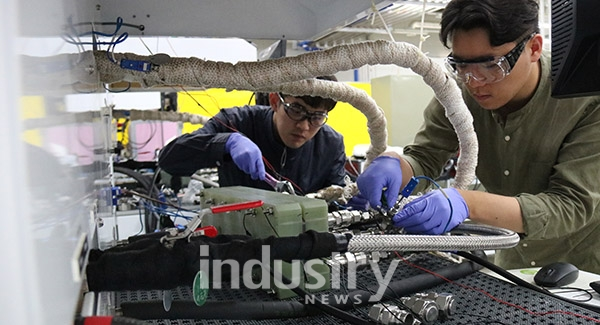 수소연료전지산학센터 연구원들이 수소연료전지의 핵심 부품인 스택을 검사하고 있다. [사진=인더스트리뉴스]