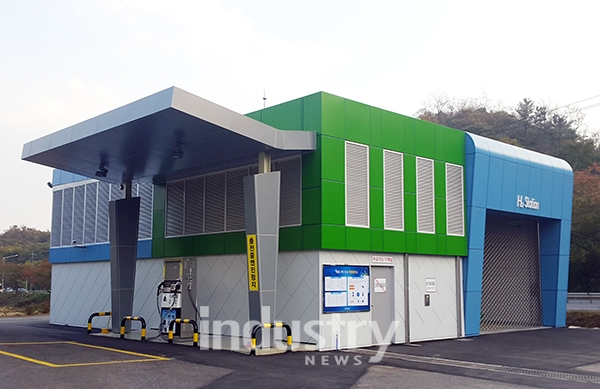 친환경 에너지인 수소를 주 연료로 사용하는 수소경제사회를 향한 움직임이 활발하다. 사진은 울산에 구축된 수소복합충전소 전경 [사진=울산광역시]