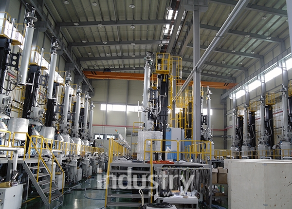 에스테크는 잉곳 성장로 전문 기업으로 세계 수준의 기술력을 확보하고 있으며 자동화, 인공지능 등을 활용해 고품질의 잉곳 성장로를 생산하고 있다. 사진은 에스테크가 제작해 아르헨티나로 수출된 잉곳 성장로 제품 전경. [사진=에스테크]