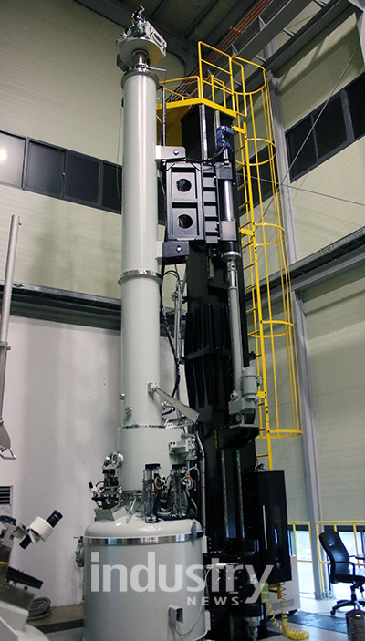 에스테크는 별도 연구소를 운영하면서 고기능성 장비 개발 및 공정기술 개발을 적극 추진하고 있다. 사진은 국내 최초로 4m 잉곳을 생산해낸 성장로 장비 [사진=인더스트리뉴스]
