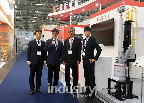 국내 중소기업 에스테크는 최근 4m 잉곳 성장로를 개발완료했으며, 해외 우수 전시회에서 국내기술의 우수성을 적극 소개했다. 오른쪽 두 번째부터 시계방향으로 에스테크 박진섭 대표, 허재원 마케팅 1팀장, 최은혁 마케팅 2팀장, 육영진 소장. [사진=에스테크]