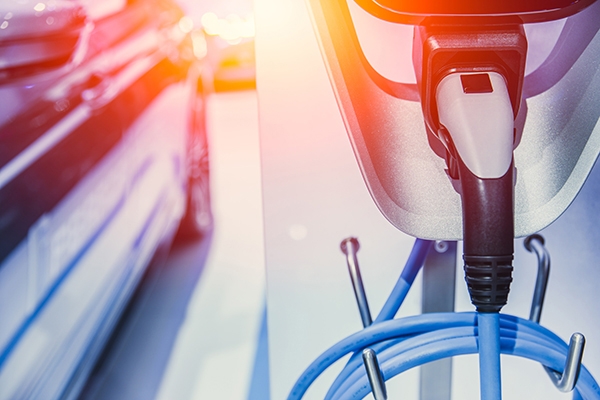 장거리 주행이 가능하고 충전 속도를 높이는 기술개발이 이뤄진다면 전기차 대중화 시대는 더욱 앞당겨질 것으로 전망된다. [사진dreamstime]