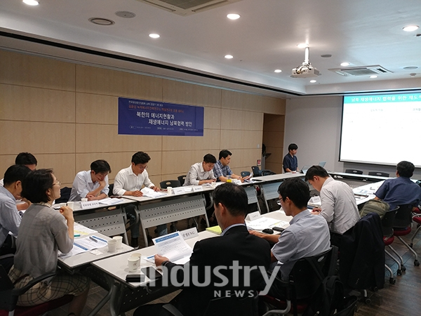 한국태양광산업협회가 녹색에너지전략연구소 김윤성 책임연구원을 초청해 남북 재생에너지 협력과 실현가능성을 주제로 내부 세미나를 개최했다. [사진=한국태양광산업협회]
