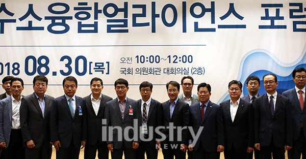 '제2회 수소융합얼라이언스 포럼'이 개최돼 수소차 산업 생태계 구축 방안과 수소 산업 경제 사회로의 진입을 위한 다양한 논의가 이뤄졌다. [사진=인더스트리뉴스]