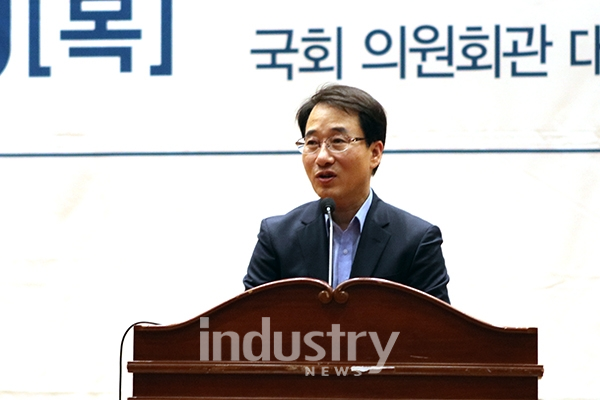 국회 신재생에너지포럼 공동대표인 이원욱 의원은 "수소경제법을 대표 발의했는데 이번 정기국회 내 통과돼 수소사회를 이끌 수 있는 새로운 전기와 기반을 마련할 것으로 기대된다"고 밝혔다. [사진=인더스트리뉴스]