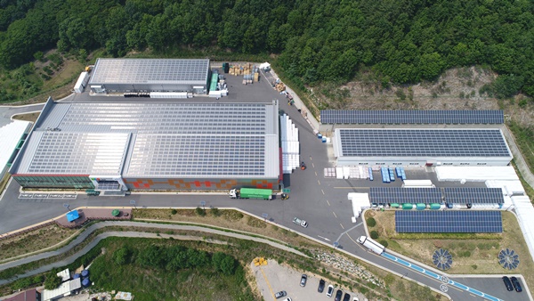 고효율 셀, 고출력 모듈 및 발전소 시공까지 ‘원스톱 솔라 솔루션’을 제공하는 신성이엔지의 용인 스마트공장은 4차 산업혁명의 출발점에 놓인 에너지산업의 변화를 보여준다. [사진=신성이엔지]