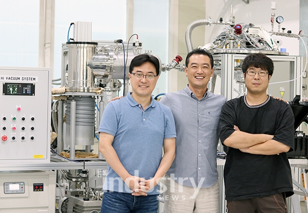 메타비스타는 국내 유일 액체수소 원천기술 보유 기업이다. 액체수소 생산 설비 앞에 있는 백종훈 대표(가운데)와 이상진 박사(왼쪽), 이덕중 연구원(오른쪽) [사진=인더스트리뉴스]