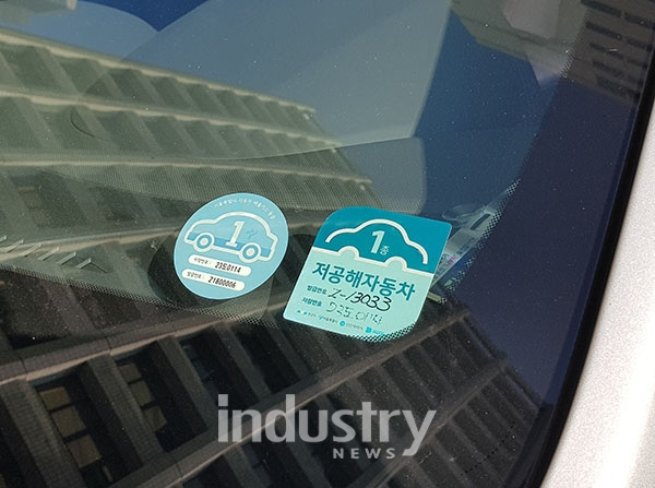 전기차량에 친환경 1등급 표지를 부착한 모습 [사진=서울시]
