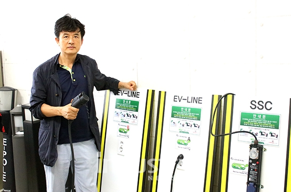 파워큐브코리아 김행우 부대표가 이동형 전기차 충전기를 시연하고 있다. [사진=인더스트리뉴스]