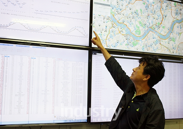 파워큐브 김행우 부대표가 전기차 충전 통합 관제실에서 모니터링 상황을 설명하고 있다. [사진=인더스트리뉴스]