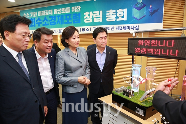 국회수소경제포럼 창립총회에서 수소생성기가 시연되고 있다. [사진=박영선 의원실]