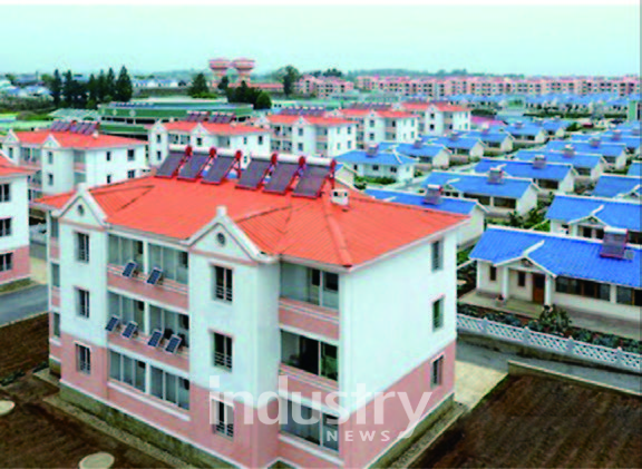 지붕과 베란다에 태양광 및 태양열발전 설비가 설치돼 있는 북한 건물 전경 [사진=산업연구원]