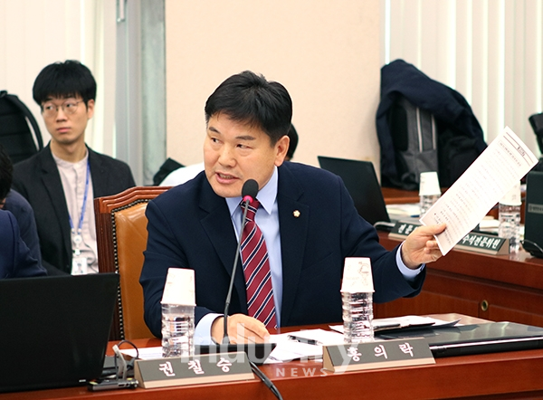 홍의락 의원은 “ESS 화재발생 등 안전에 대한 충분한 표준 기준도 없이 너무 보급에만 서두른 경향이 많다”고 지적했다. [사진=인더스트리뉴스]