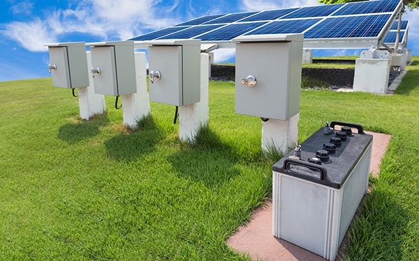 ESS 설비와 관련된 화재가 증가하면서 안전한 ESS 보급을 위한 명확한 기준 마련이 필요한 실정이다. [사진=dreamstime]