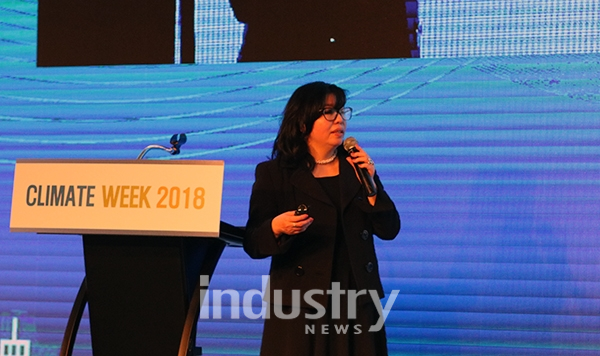 일본의 에너지 전환 트렌드에 대해 설명한 미카 오바야시 일본 신재생에너지연구소 디렉터는 “국제 재생에너지 기관에서 발표한 자료에 따르면 태양광 설치비용은 점점 낮아지고 있다”고 밝혔다. [사진=인더스트리뉴스]