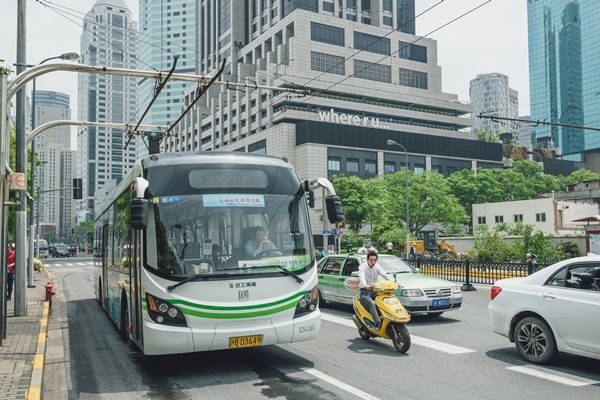 중국 정부는 각 도시의 중점 지역 내 대중교통 버스를 친환경차로 전환하고 있다. [사진=dreamstime]