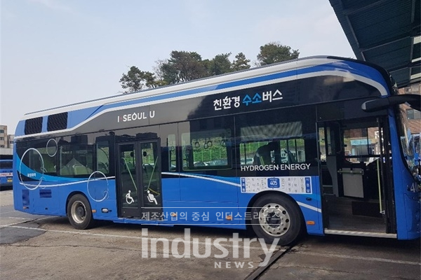 11월 21일부터 약 10개월간 서울시에서 시범운행되는 친환경 수소버스 [사진=산업부]