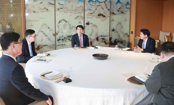 산업부 장영진 1차관이 ‘이차전지 업계 오찬 간담회’에서 관계자들과 면담하고 있다. [사진=산업부]