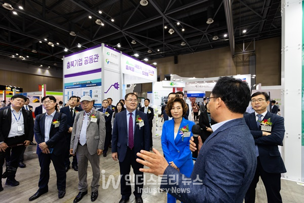 양이원영 의원 등 주요 내빈들이 2023 세계 태양에너지 엑스포 전시장을 둘러보고 있다. [사진=인더스트리뉴스] 