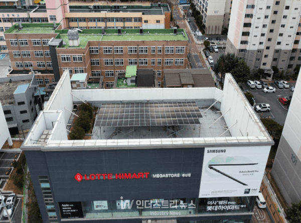 롯데하이마트 건물 지붕에 태양광발전소가 설치된 모습 [사진=위제이]