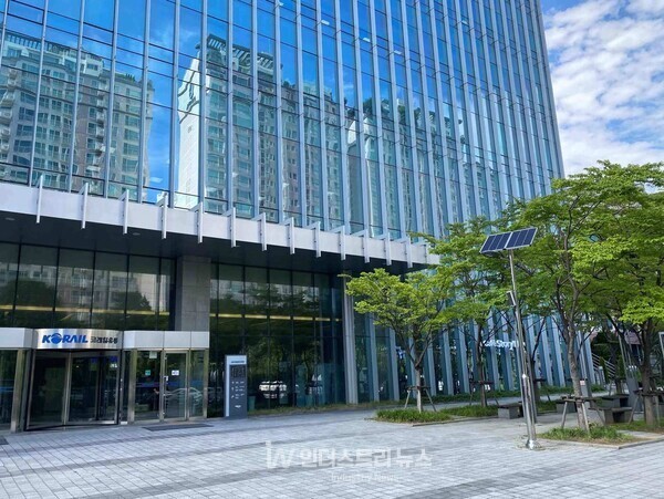 코레일유통이 사옥 부지에 설치한 태양광 가로등 [사진=코레일유통]" height="451" loading="lazy