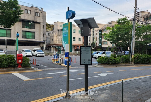 뒷골5 공영주차장 버스정류장에 설치된 태양광 버스정보안내기 [사진=과천시]" height="408" loading="lazy