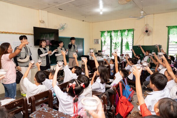 한국수자원공사 해외봉사단은 지난 8월 31일부터 약 일주일간 필리핀 현지 학생들에게 위생 및 안전교육, 정수처리 과정 체험, 문화교류 등의 봉사활동을 진행했다. [사진=한국수자원공사]" height="400" loading="lazy