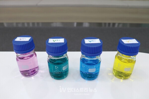 바나듐 플로우 배터리에 사용되는 전해액 [사진=인더스트리뉴스]" height="400" loading="lazy