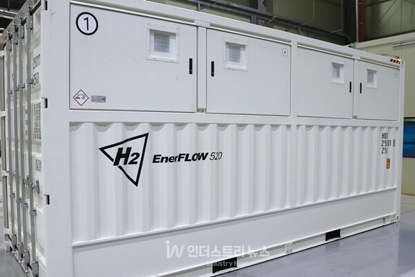 에이치투의 VFB 기반 ESS ‘EnerFLOW500’ [사진=인더스트리뉴스]" height="400" loading="lazy