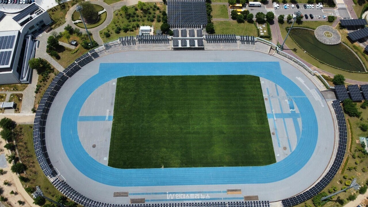 인천아시아드주경기장 전경. 태양광 패널이 경기장 주변 및 경기장을 둘러싸고 설치돼 있다. [사진=제이케이코어]" height="720" loading="lazy
