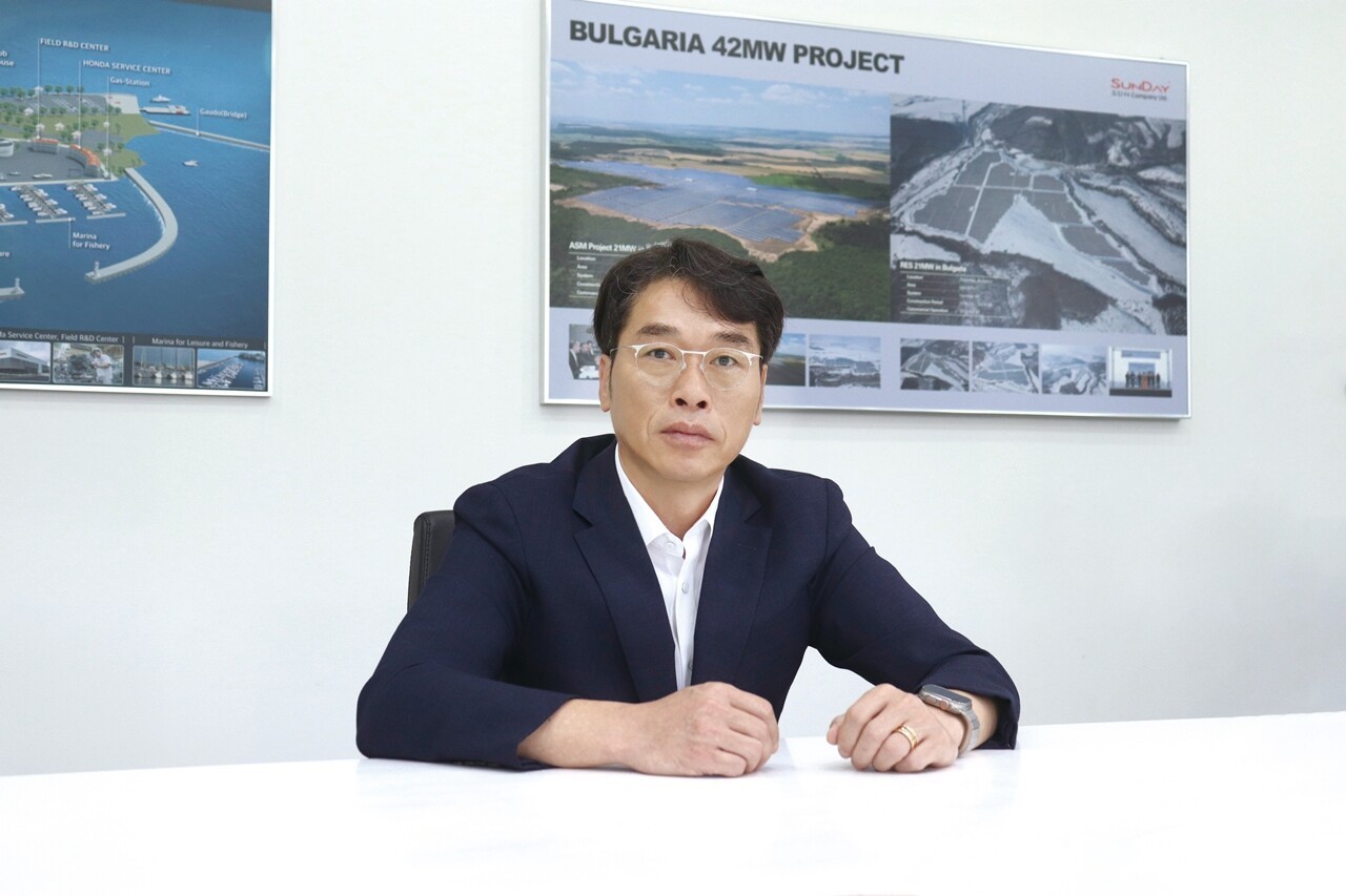 에스디엔 정성원 대표는 “정부 정책이 선언에 그치지 않고 현장에서 실질적인 변화로 이어져야 한다”며, “특히 송전망 확충과 인허가 절차 개선이 산업 재도약의 관건이다. 업계와 정부가 함께 긴밀히 협력해야 한다”고 말했다. [사진=인더스트리뉴스]" height="853" loading="lazy