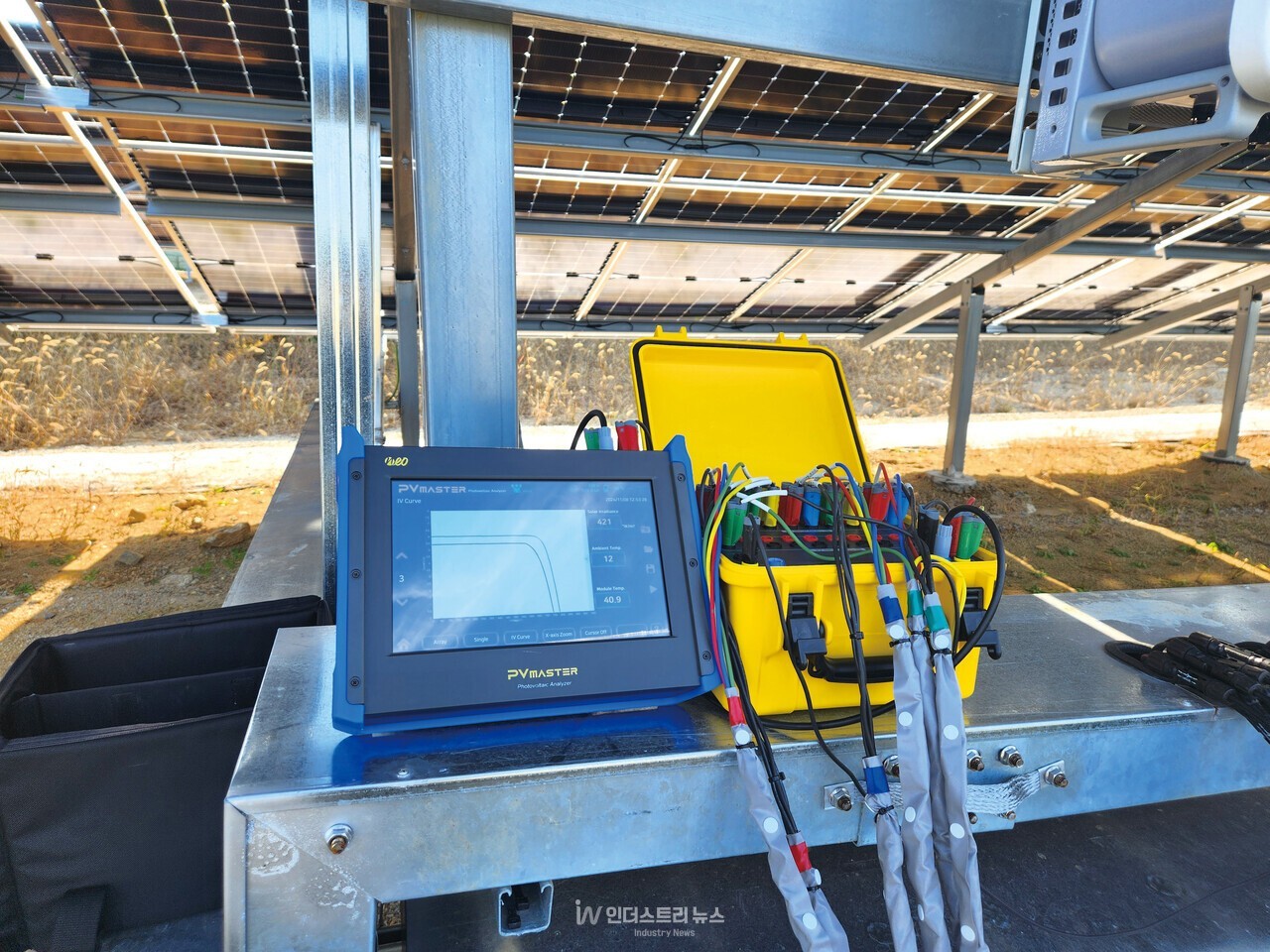 네오메즈가 선보인 태양광발전소 진단 장비 ‘PV MASTER’. 좌측의 화면이 태양광 I-V 검사 및 진단장비인 ‘PM10’이며, 우측의 노란색 박스가 태양광 검사 다채널 확장 모듈 ‘PV Multi’이다. [사진=네오메즈]" height="960" loading="lazy