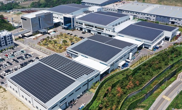 에이비엠이 BMT에 구축한 2.43MW 규모의 건물형 태양광 현장 [사진=에이비엠]" height="364" loading="lazy