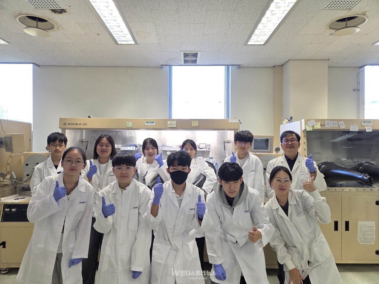 GIST 차세대에너지연구소에서 열린 ‘태양광 에너지 리터러시 & 메이커톤’ 프로그램. 학생들이 수업을 통해 태양광 원리를 배우고, 태양광 실험실에서 연구 장비를 활용한 실습을 체험하고 있다. [사진=GIST]<br>" height="960" loading="lazy