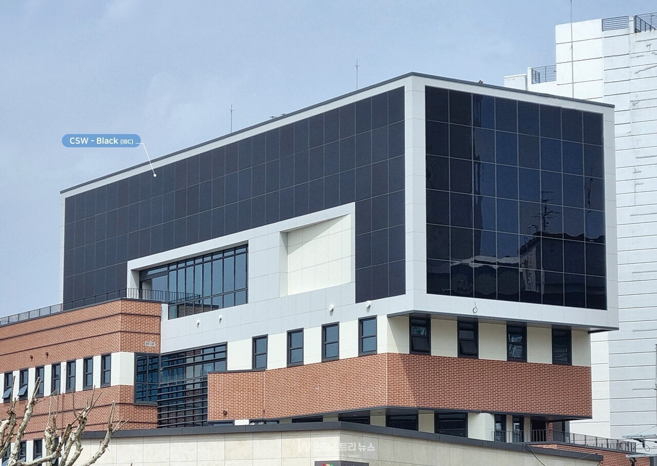 서울시 서대문구 북가좌2동 복합청사에 설치된 40kW 규모 올블랙 BIPV 모듈 [사진=에코인스파이어]<br>" height="908" loading="lazy