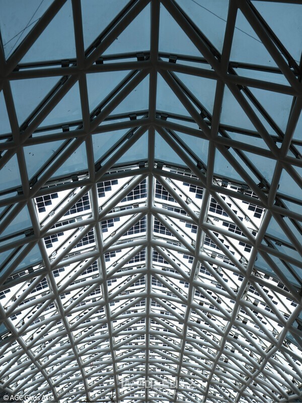 인도네시아 중앙은행(Bank of Indonesia) 본사 건물에 SKSE의 BIPV 모듈이 적용된 모습 [사진=SKSE]<br>" height="800" loading="lazy