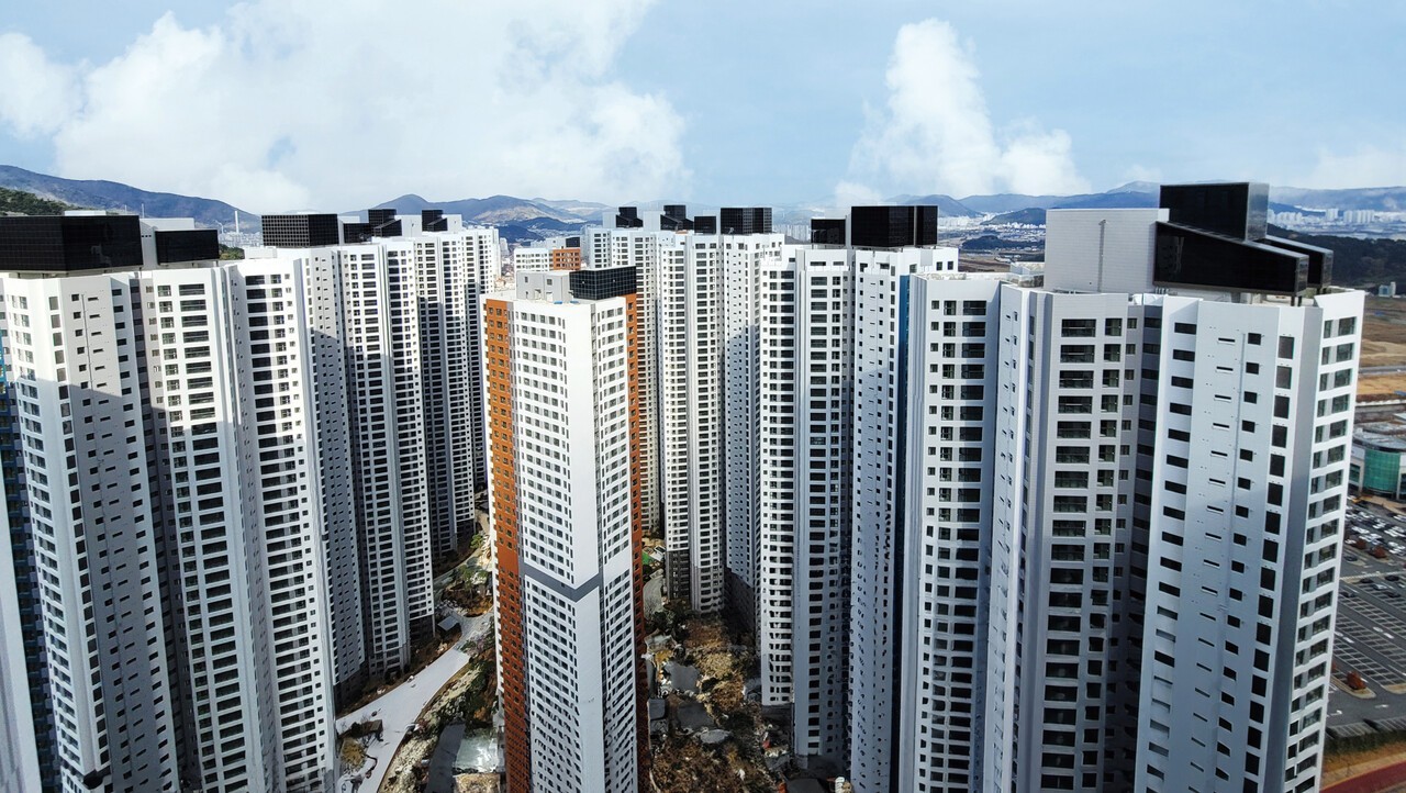 경남 김해시 소재 아파트 단지에 에스지에너지 BIPV 모듈이 적용된 모습 [사진=에스지에너지]<br>" height="722" loading="lazy